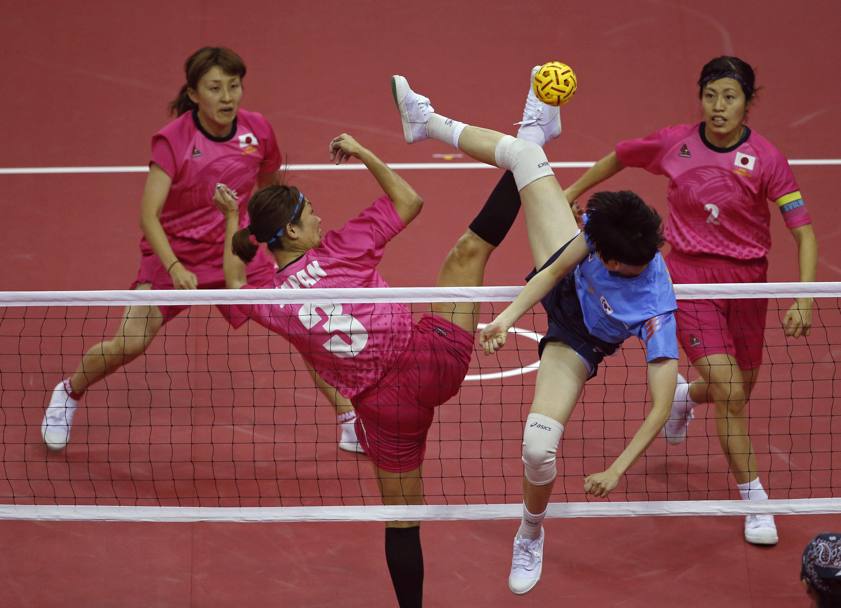 Una partita di sepak takraw femminile tra la squadra giapponese e quella sudcoreana ai Giochi Asiatici 2014 di Incheon, Corea del Sud (Action Images)
